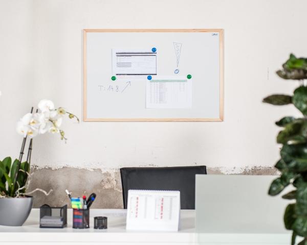 Magnetická tabuľa AVELI 90x60, drevený rám