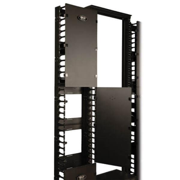 Káblový manažér vertikálny SmartRack 12 (30.48cm), káblový kanál s výrezmi pre káble a krytom 
