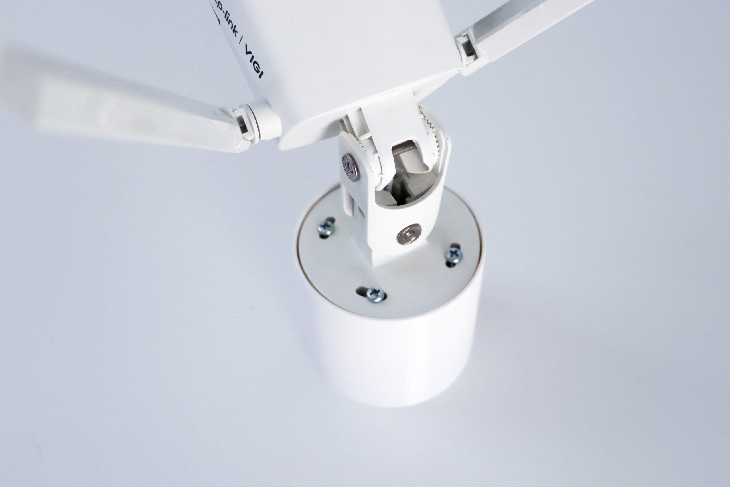 TP-LINK držiak s káblovou krytkou pre kamery VIGI Bullet C345/ C355/ C385/ S385 na stenu a strop, biely 