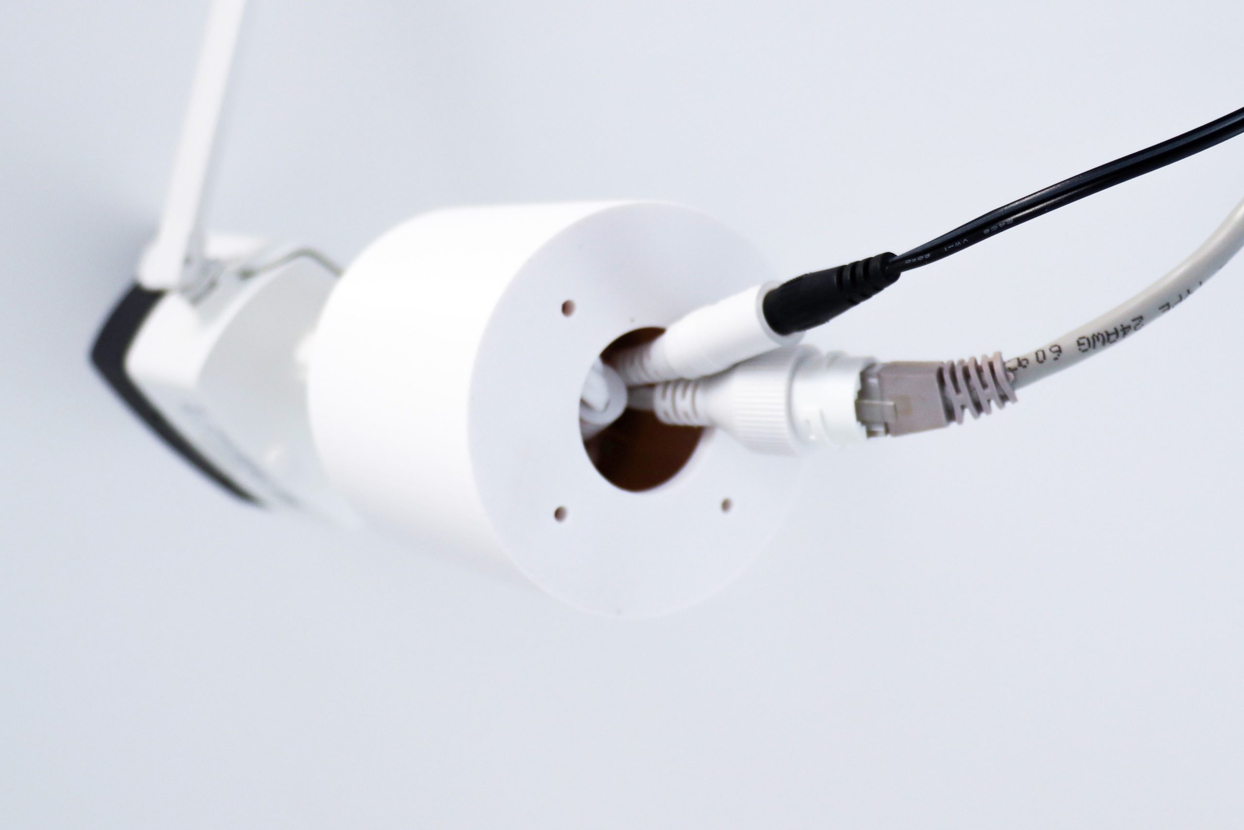 TP-LINK držiak s káblovou krytkou pre kamery VIGI Bullet C345/ C355/ C385/ S385 na stenu a strop, biely 