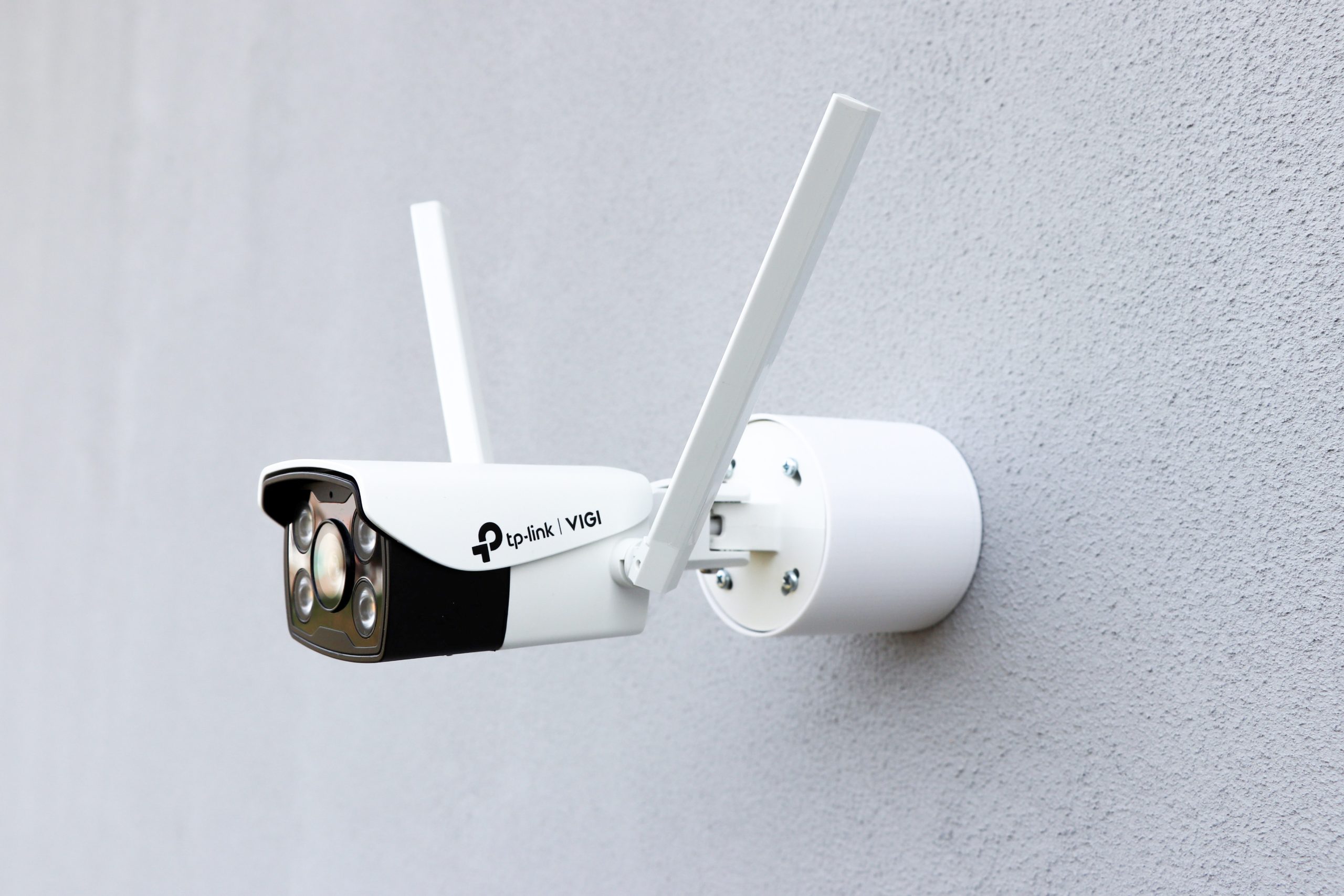 TP-LINK držiak s káblovou krytkou pre kamery VIGI Bullet C345/ C355/ C385/ S385 na stenu a strop, biely 