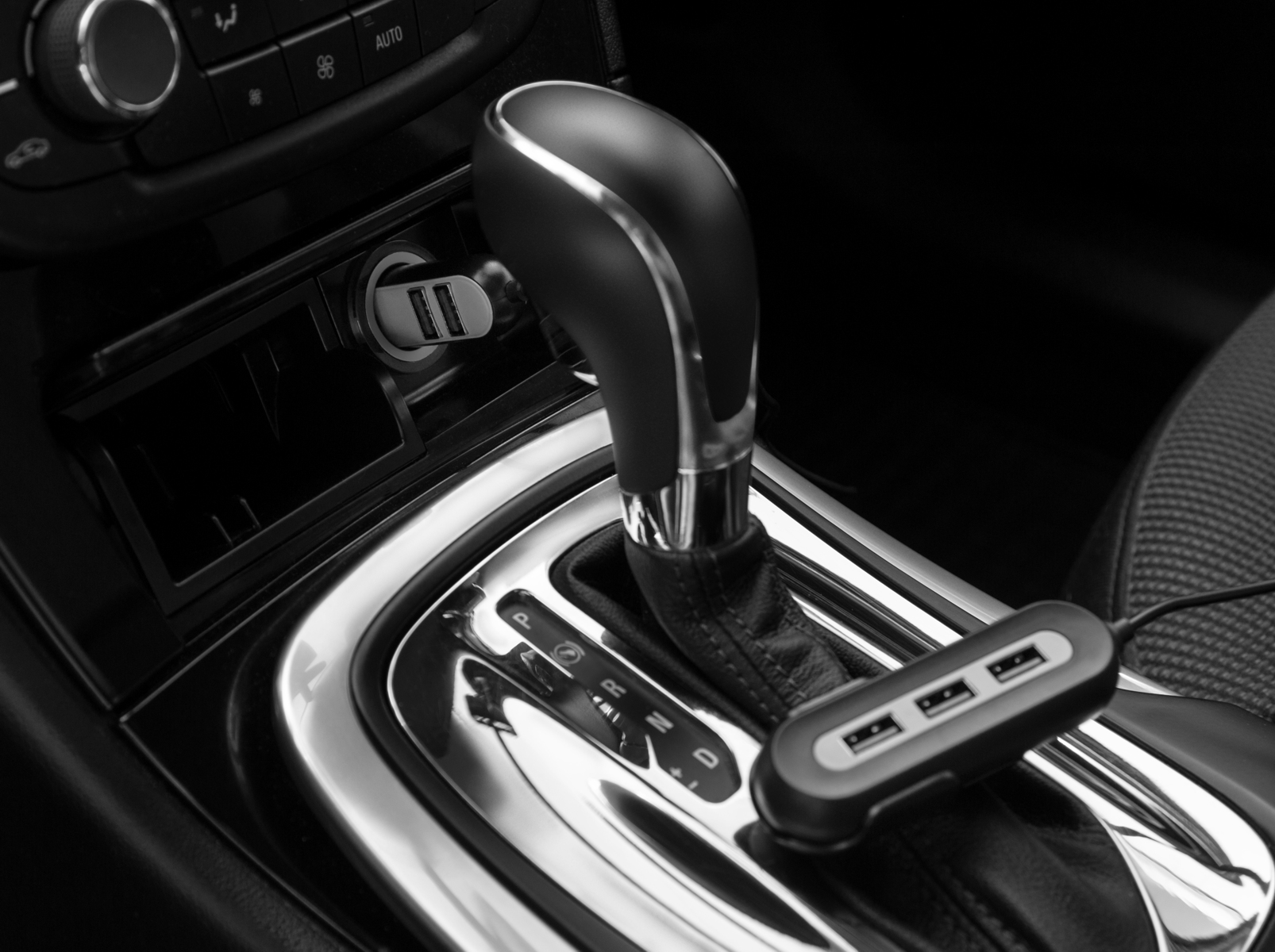 AVACOM CarHUB nabíjačka do auta 5x USB výstup, čierna 