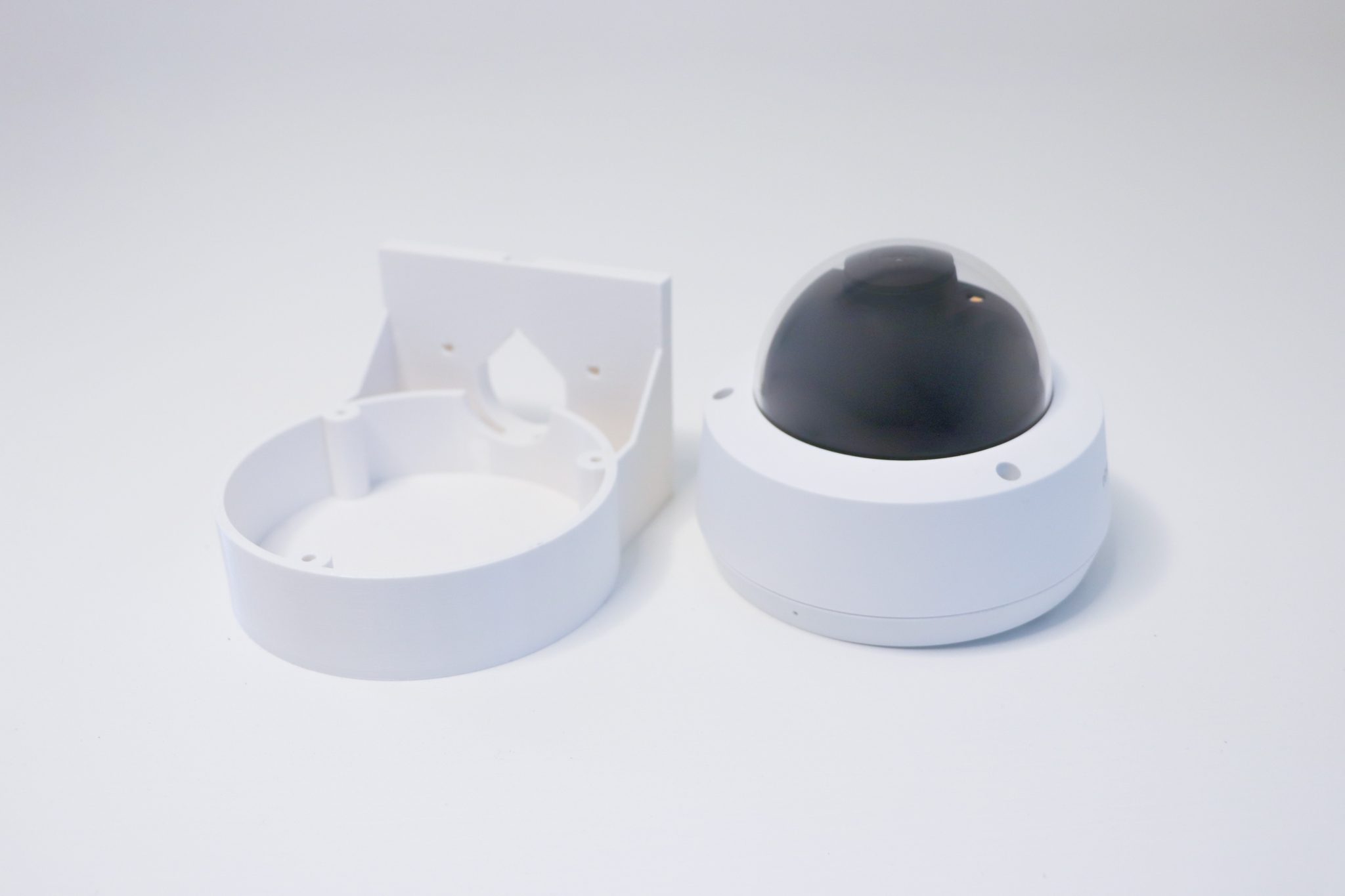 TP-LINK držiak s káblovou krytkou pre kamery VIGI C220/ C230/ C240 na stenu biely 