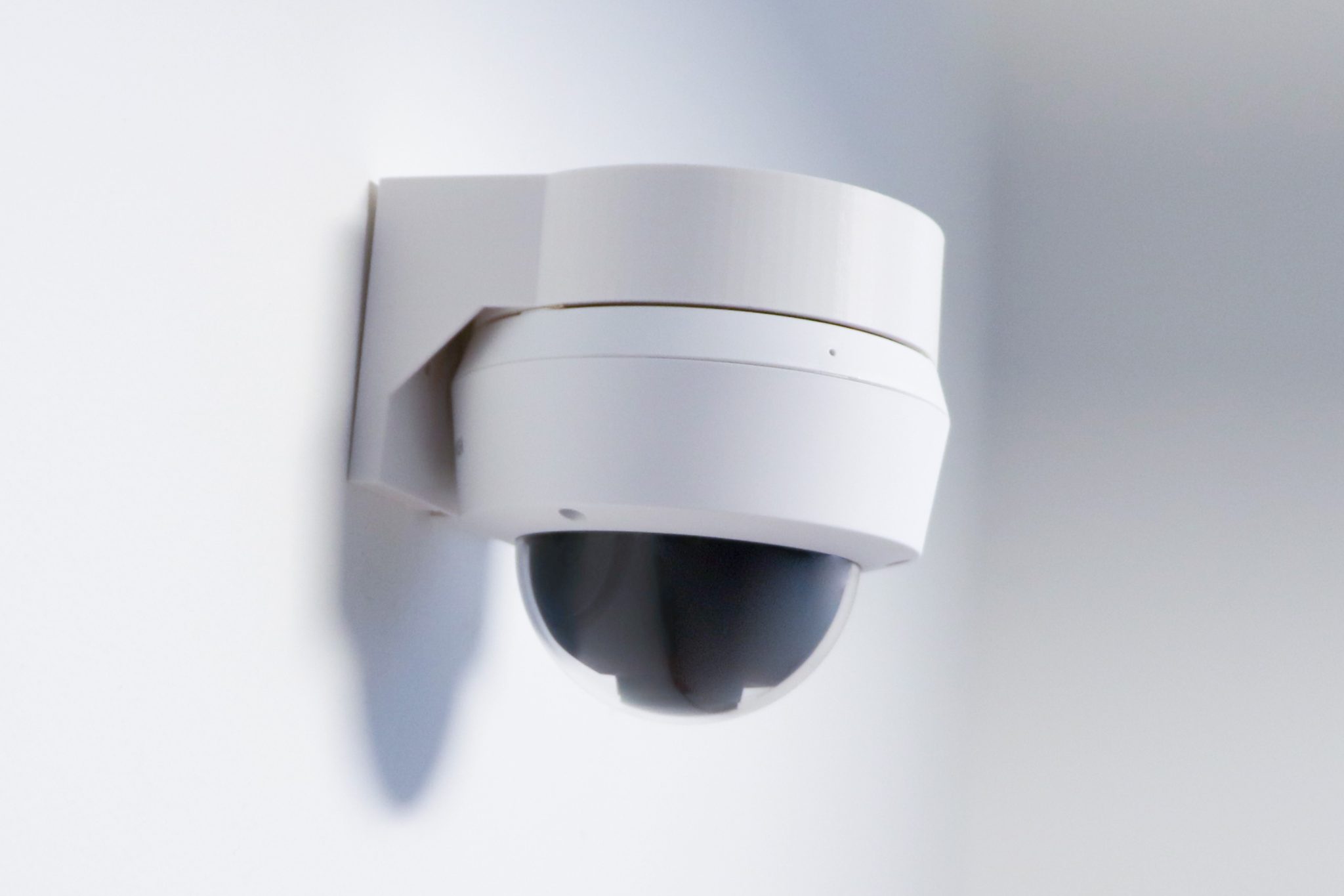 TP-LINK držiak s káblovou krytkou pre kamery VIGI C220/ C230/ C240 na stenu biely 