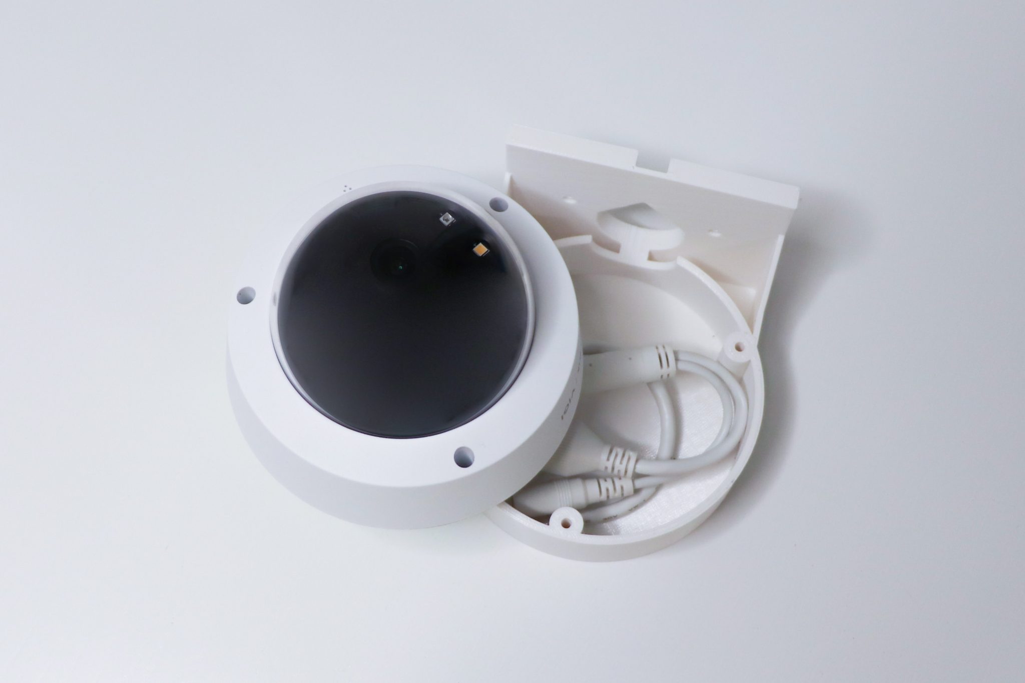 TP-LINK držiak s káblovou krytkou pre kamery VIGI C220/ C230/ C240 na stenu biely 
