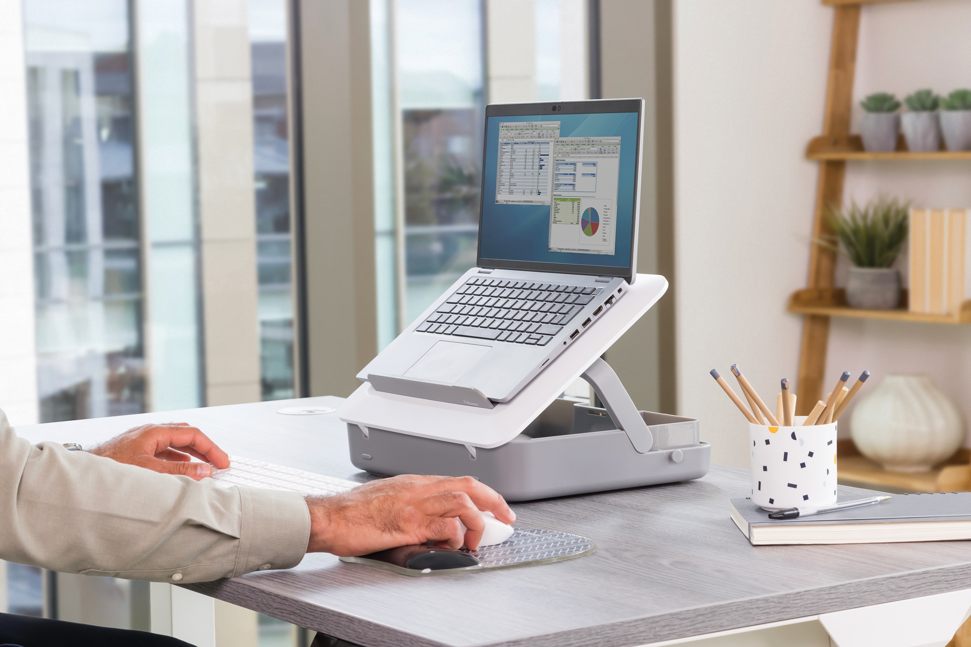 Kufrík a podložka pod notebook Fellowes BREYTA biely 