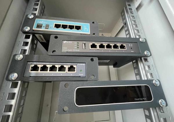 TP-Link D-TP100 Držák do racku pro OC200/ OC220/ / SF1005xx/ SG105xx/ SG1005xx,  šedý3