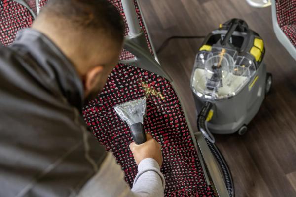 Karcher Puzzi 8/ 1 C čistič čalounění,  1200 W,  vyjímatelná nádoba,  1 l/ min,  1 bar,  vyjímatelná nádoba 2v12