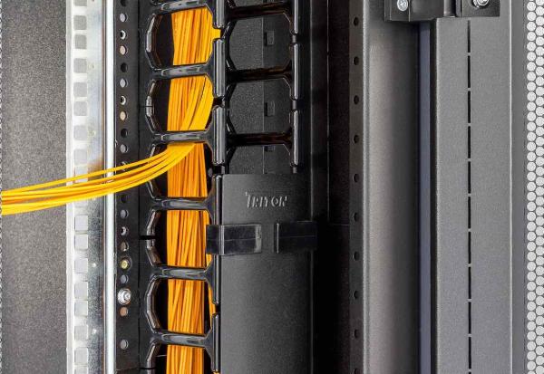 TRITON Výklopný,  odnímatelný kryt pro vyvazovací vertikální panel RAB-VP-H42-X11