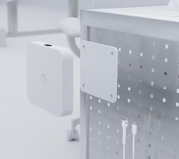 UBNT UACC-FM-17cm,  držák na zeď3