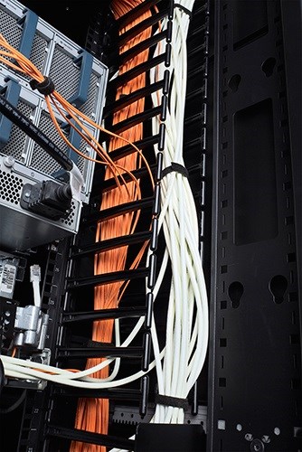 Vertikálny káblový manažér APC pre NetShelter SX so šírkou 750 mm a výškou 42U (2 ks)1 