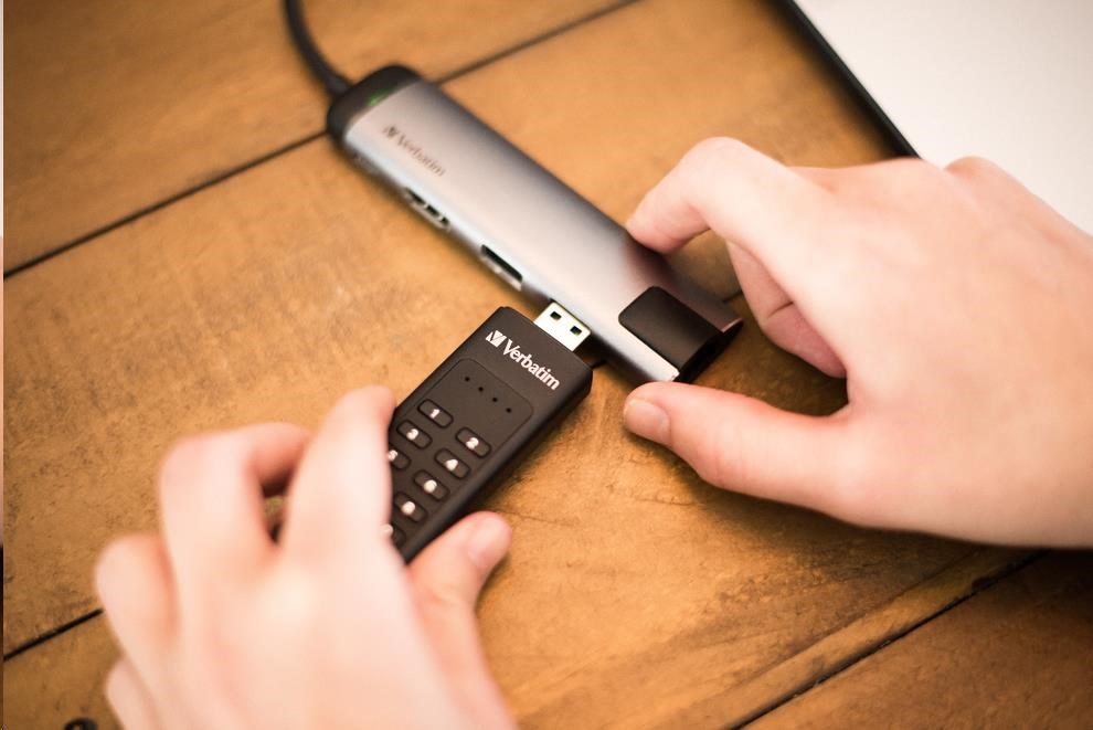 VERBATIM USB 3.0 Disk 128 GB - Zabezpečená klávesnica (R:160/ W:150 MB/ s) GDPR3 
