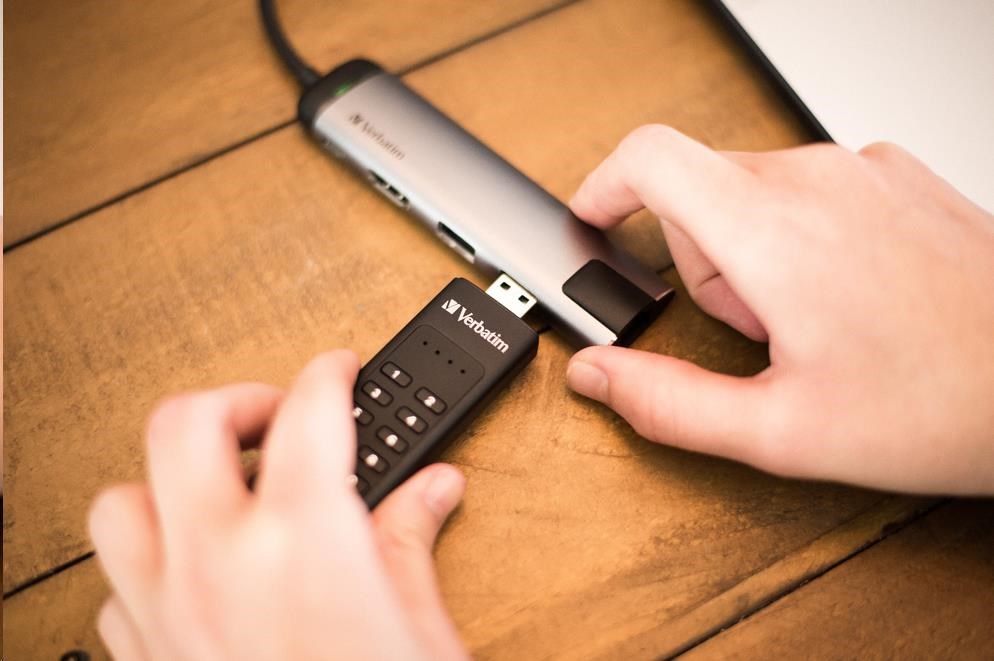 VERBATIM USB 3.0 Disk 32 GB - Zabezpečená klávesnica (R:160/ W:130 MB/ s) GDPR6 