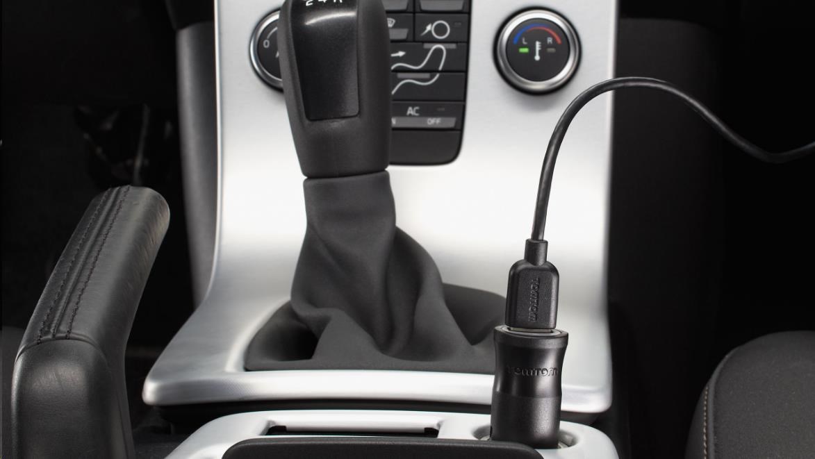 TomTom nabíječka do auta + USB kabel ( vhodné i pro 7