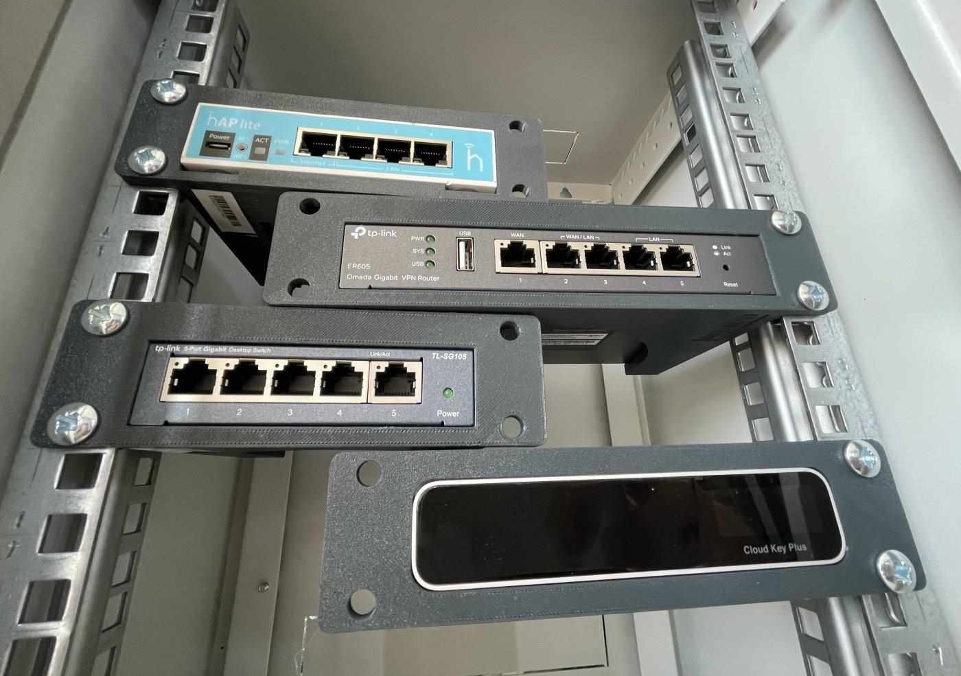 TP-Link D-TP100 Držák do racku pro OC200/ OC220/ / SF1005xx/ SG105xx/ SG1005xx,  šedý3 