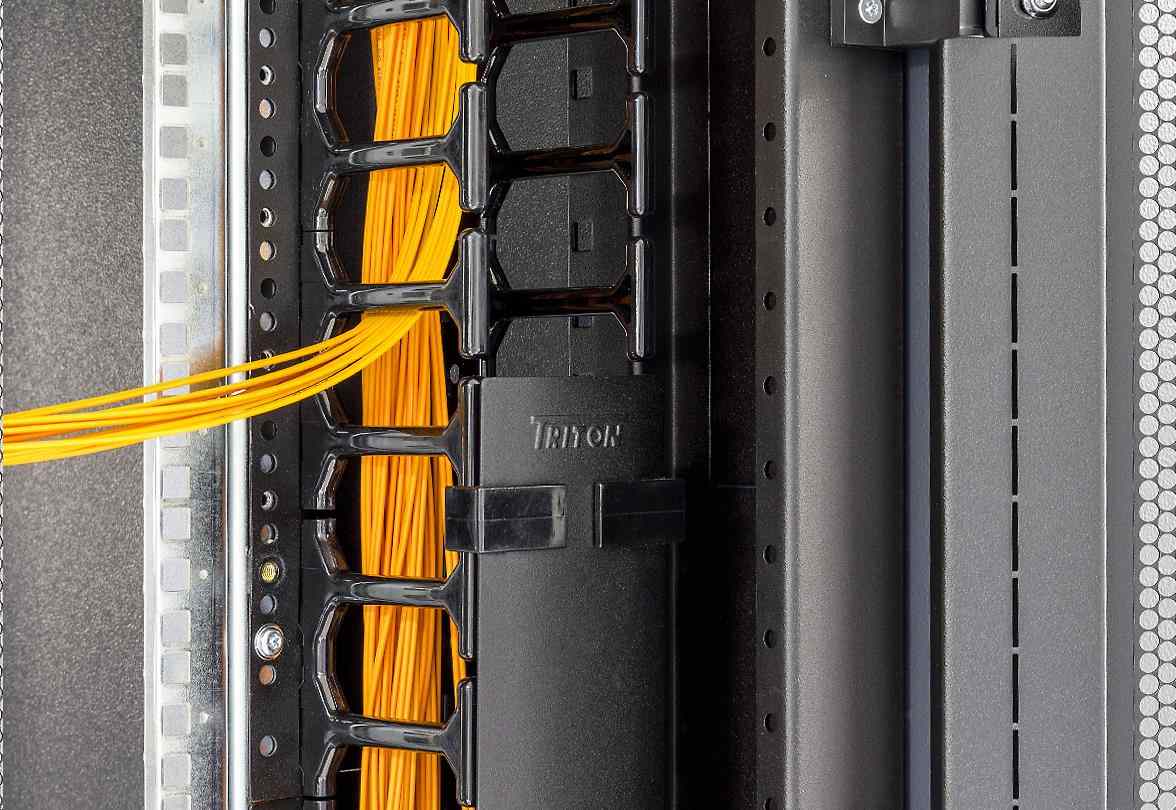 TRITON Výklopný,  odnímatelný kryt pro vyvazovací vertikální panel RAB-VP-H42-X11 