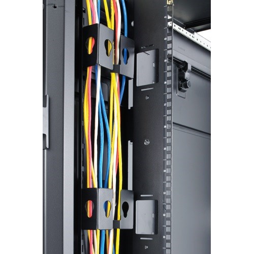 Držiaky APC na uchytenie káblov s možnosťou montáže PDU pre NetShelter SX2 