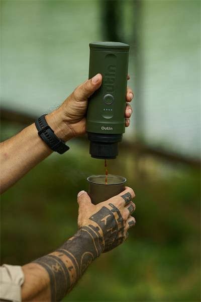 Outin Nano Prenosný espresso kávovar, farba lesná zelená3