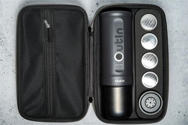 Outin Nano Cestovná sada - prenosný kávovar (vesmírne sivý) + ochranné puzdro 