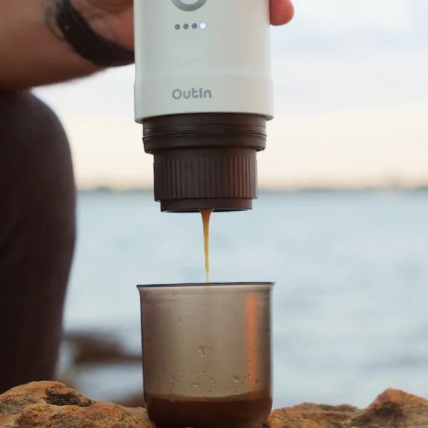 Outin Nano Prenosný espresso kávovar, farba perleťovo biela 