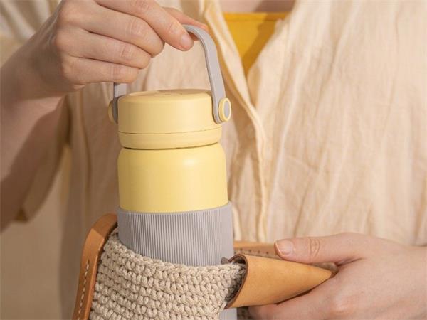 BUYDEEM Termoska so sitkom na čaj 400 ml, model CD1011, farba jemná žltá 