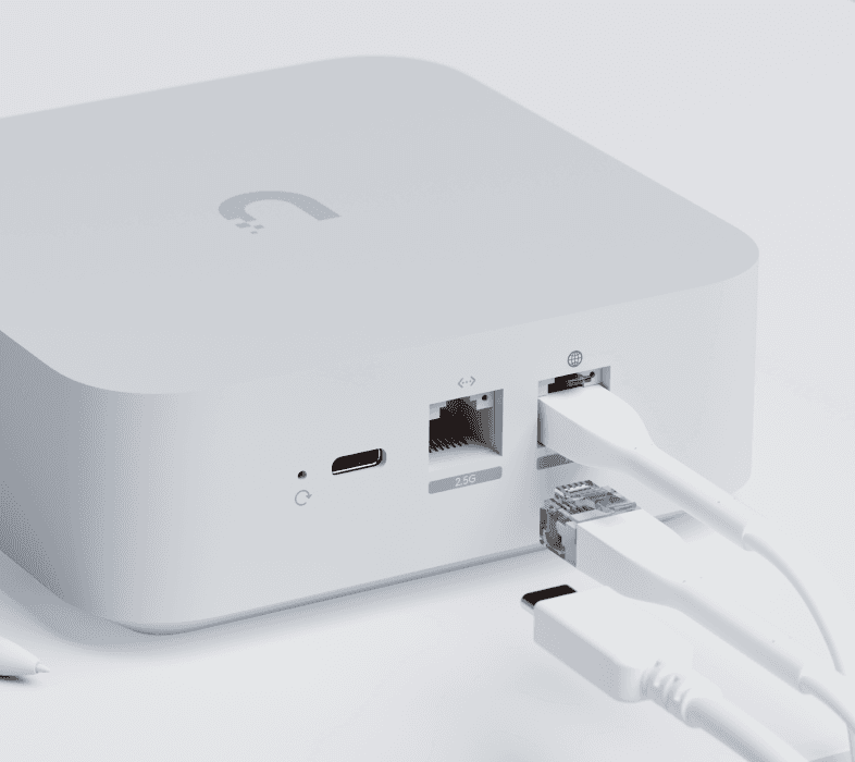 Ubiquiti UniFi Express 7   (UniFi gateway + AP WIFI 7 + controller) 